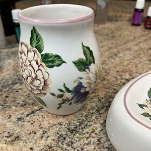 Very vintage beautiful 3,piece set   Excellent condition